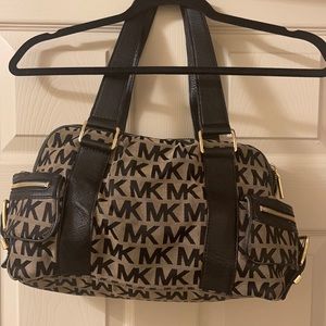 Double handle authentic Michael Kors bag. Gold hardware cute side pockets.